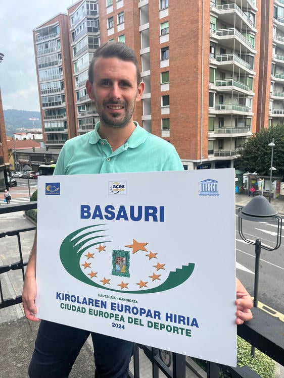 Jon Zugazagoitia con el cartel de la candidatura.