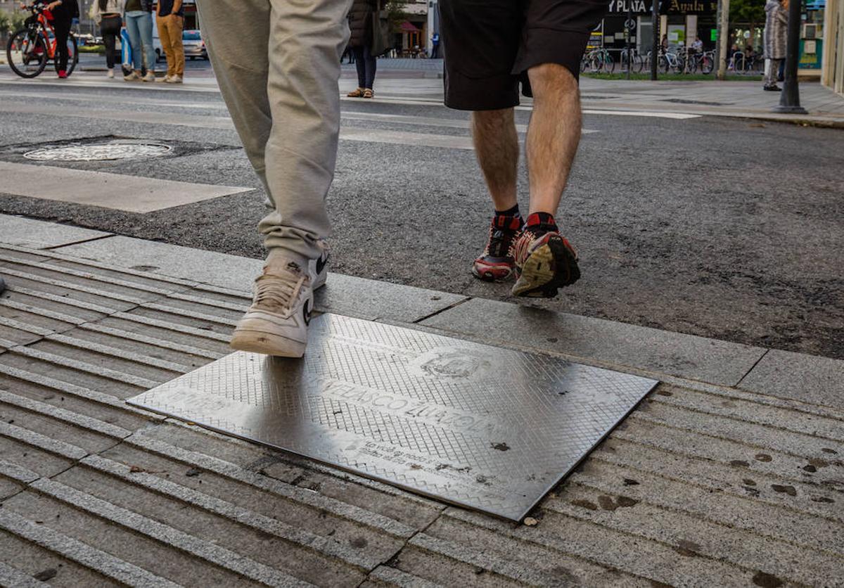 La place en memoria del miñón Jesús Velasco se ubica junto a un paso de cebra.