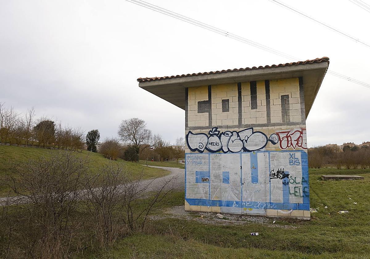 Caseta exterior del tanque de tormentas de Yurre.