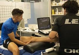 Giuliano es observado por el médico albiazul, Alberto Fernández.