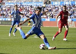 Hagi arma la pierna derecha para ejecutar un disparo ante Sergio Herrera.