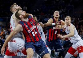 Los jugadores observan la trayectoria del balón.