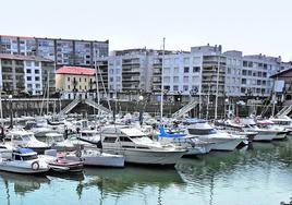 Vista del puerto de Plentzia, rodeado de edificios residenciales.