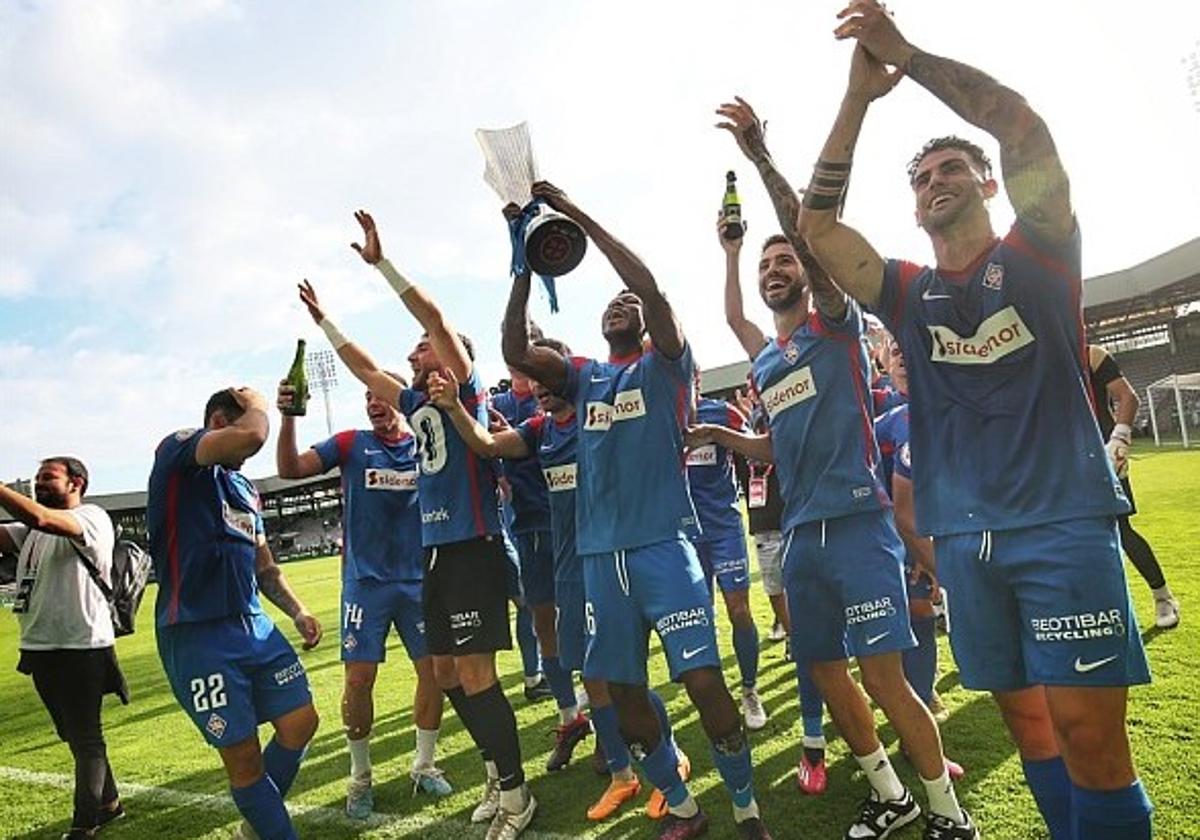 Los jugadores del Amorebieta festejaron con alegría en A Malata el título de campeones.