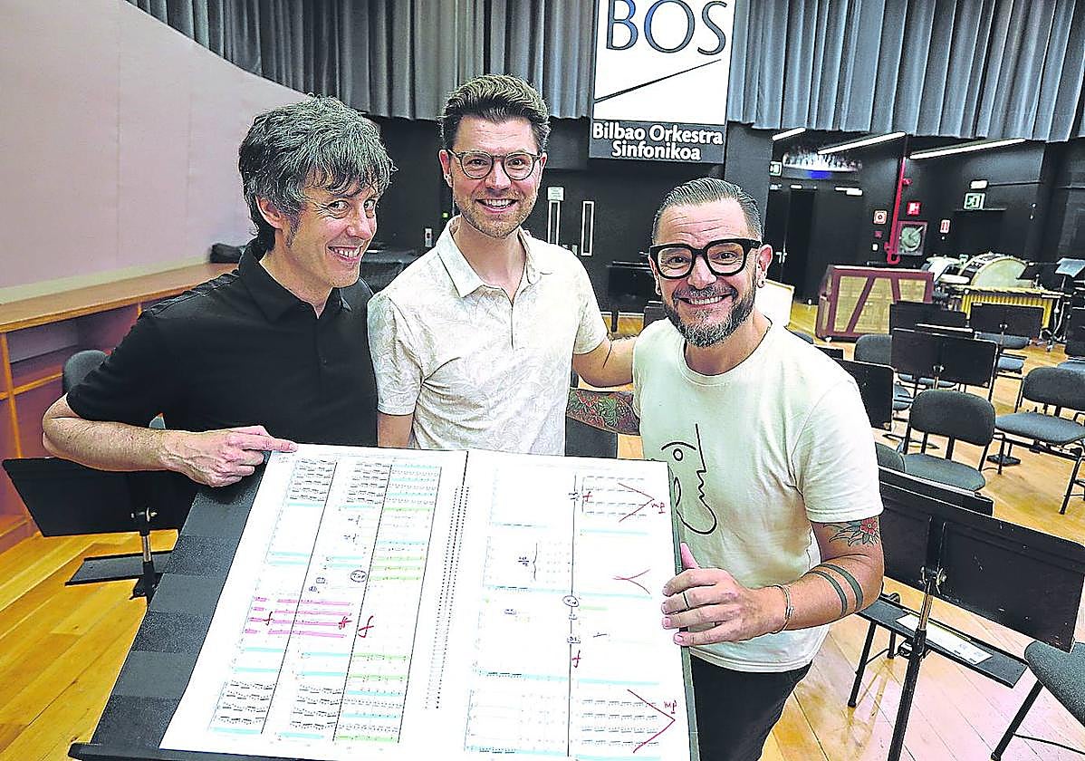 El director de orquesta Nacho de Paz, el compositor Jake Runestad y el responsable de San Juan Bautista Abesbatza, Basilio Astúlez.
