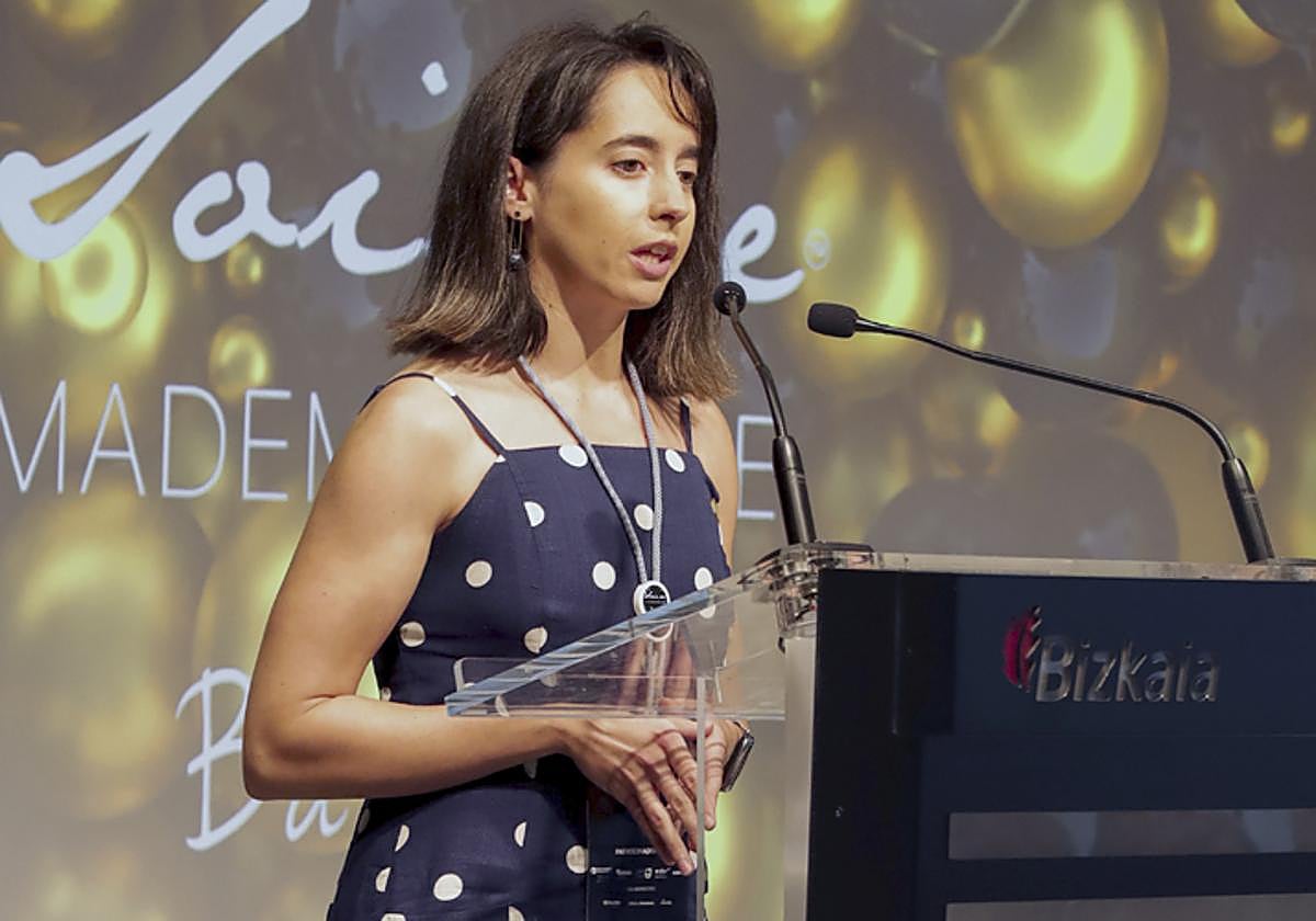 Esther Blanco en el momento de recoger el premio.