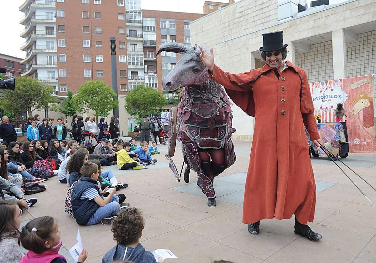 Un momento de una representación de la compañía Panta Rhei junto a la sala Beñat Etxepare.