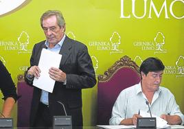 El alcalde José Mari Gorroño, junto a su hermano, Iñaki, se dispone a abandonar el salón de plenos una vez terminada la sesión de ayer.