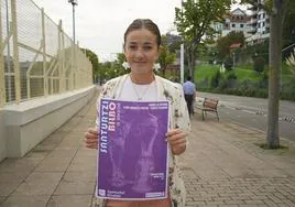 La edil de Deportes, Itziar Carrocera, muestra el cartel de la marcha a pie destinada a familias.