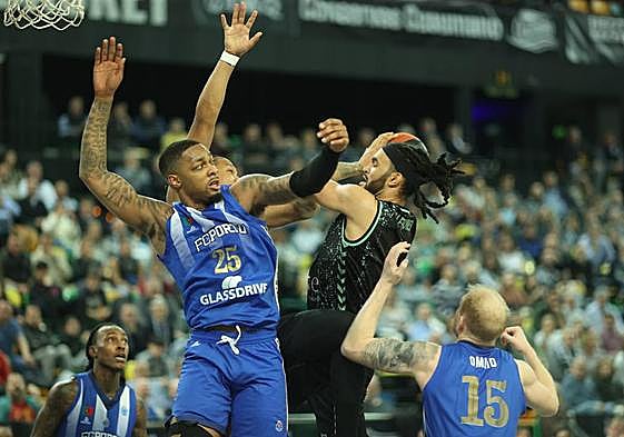 Killeya-Jones trrata de superar la defensa de Fayne.