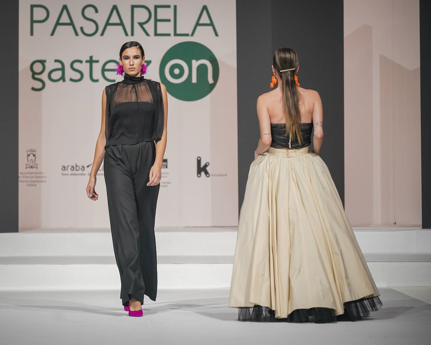 El segundo protagonista de la tarde fue Jon Vaca (KOË Atelier), que presentó ante cerca de 400 personas la colección 'Jeannette', basada «en el estilo de los años 50, cuando en Francia la moda y la alta costura estaban en auge después de la Segunda Guerra Mundial» y en la que predominan «las líneas clásicas que favorecen la figura de la mujer».