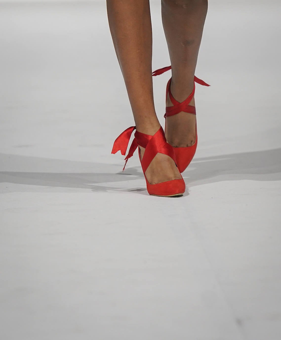 Los coloridos zapatos llamaron la atención de los asistentes.