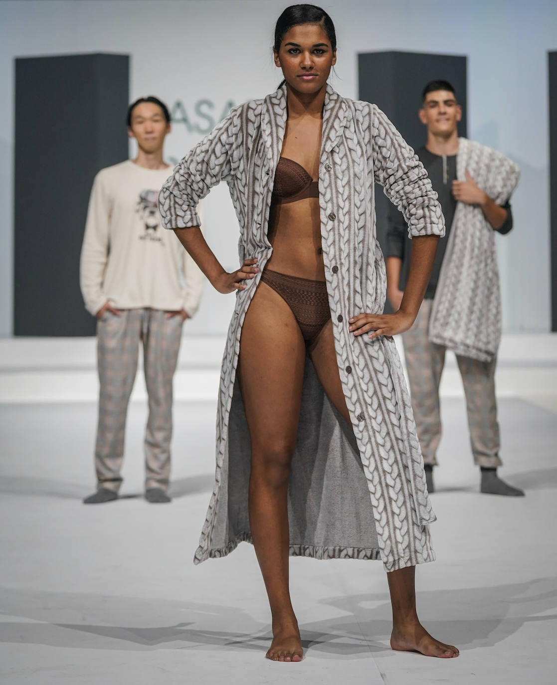 La ropa interior y las batas, presentes en la pasarela.