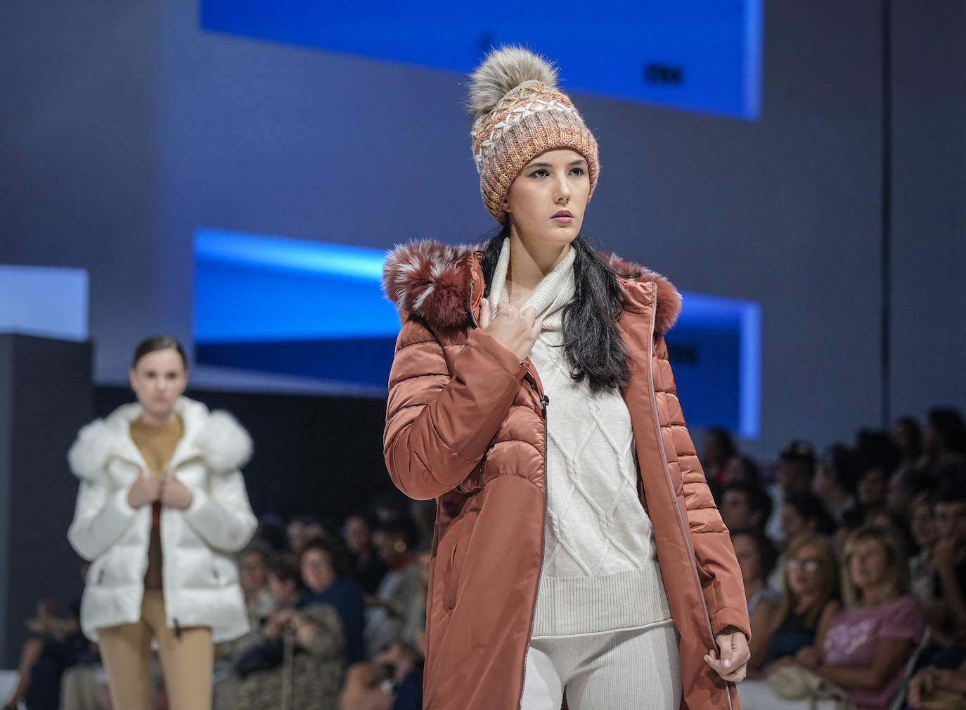 Los gorros de lana no faltaron sobre la pasarela.