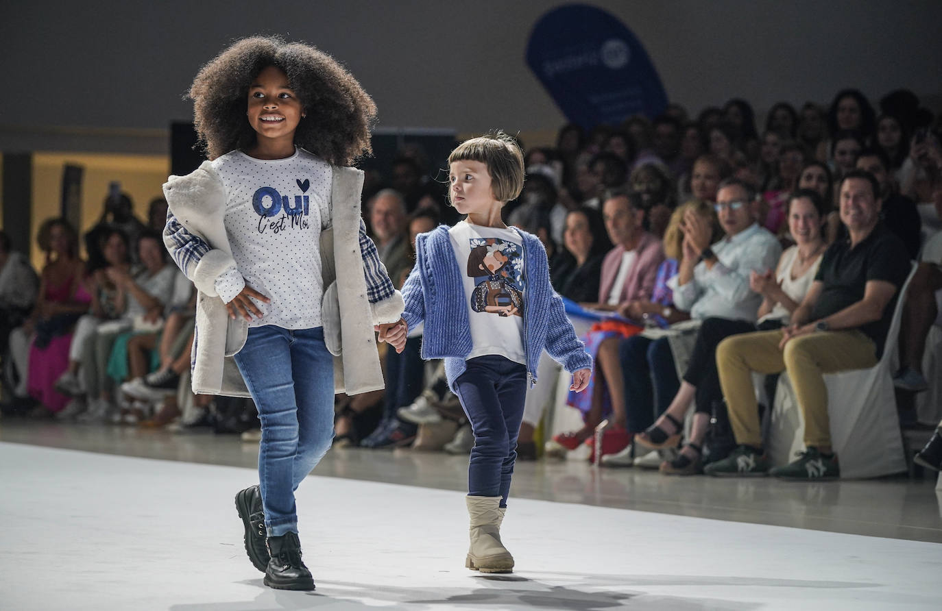 Los más pequeños también desfilaron para presentar las propuestas de ropa infantil y juvenil.