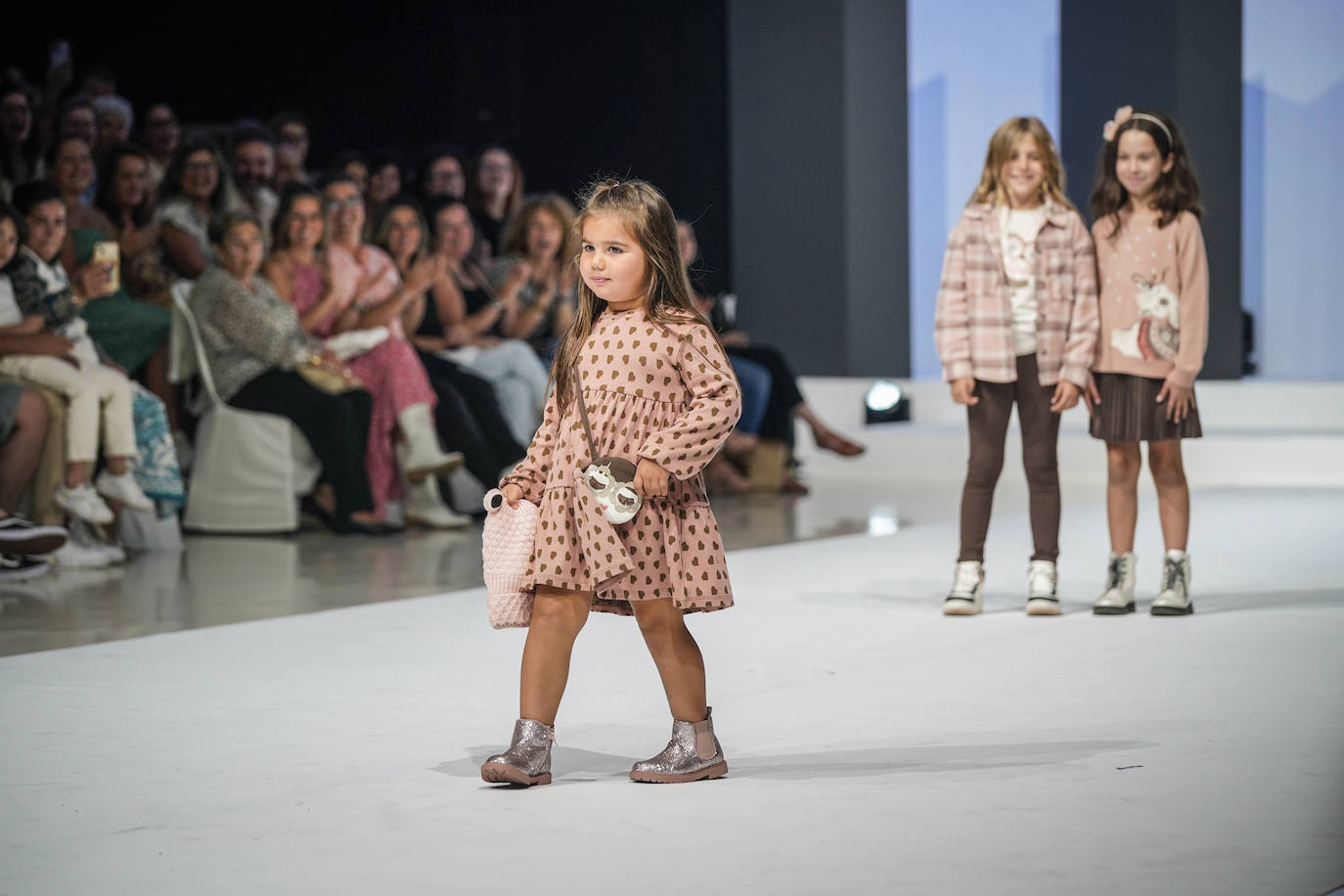 Los más pequeños también desfilaron para presentar las propuestas de ropa infantil y juvenil.