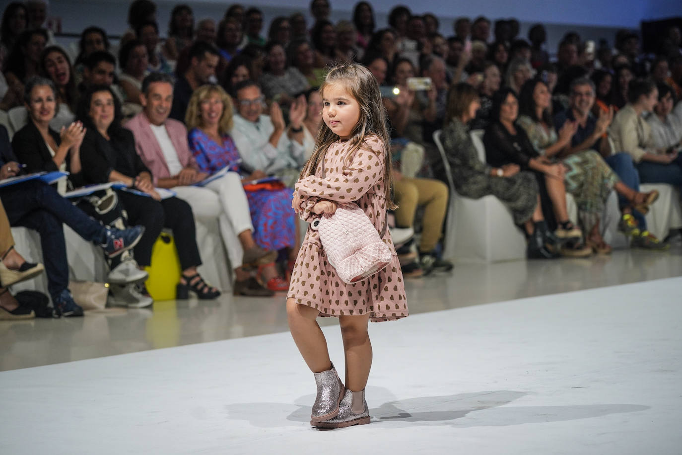 Los más pequeños también desfilaron para presentar las propuestas de ropa infantil y juvenil.