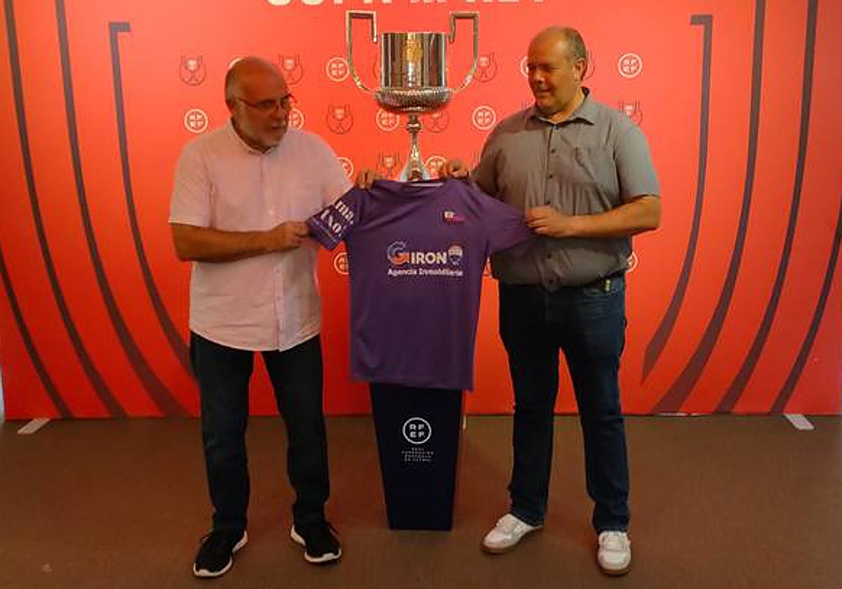 Representantes del Santurtzi junto a la Copa del Rey el día del sorteo