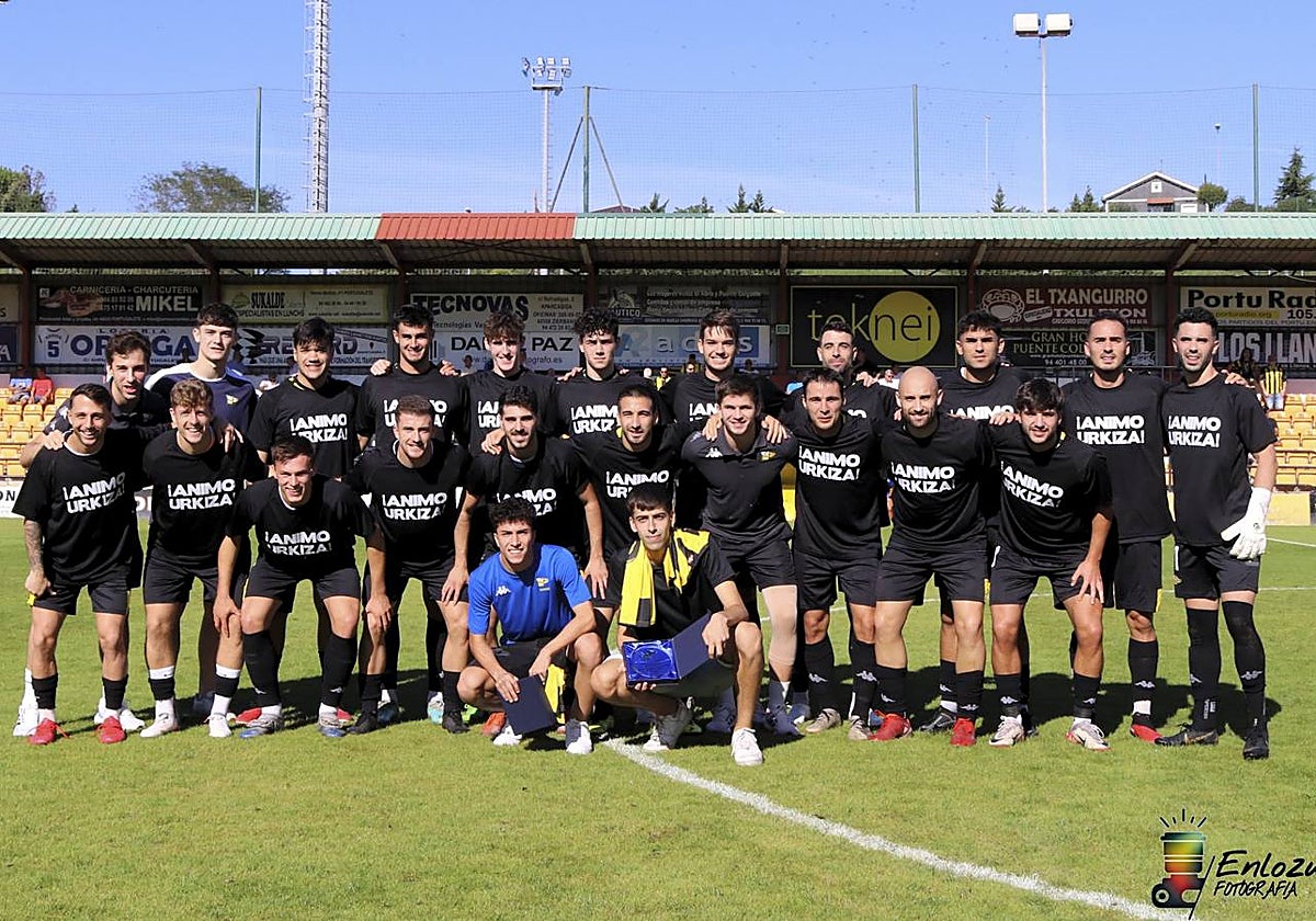 La plantilla del Portugalete con camisetas en las que mandan ánimo a Jon Urkiza.
