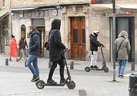 Vitoria tiene pendiente renovar la ordenanza de movilidad que regule el aumento de los patinetes en las calles.