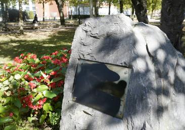 Atacan en Vitoria con pintura el monumento a Buesa y su escolta