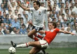 En 1982. El francés Platini recibe la entrada del inglés Butcher en el partido disputado en Bilbao durante el Mundial.