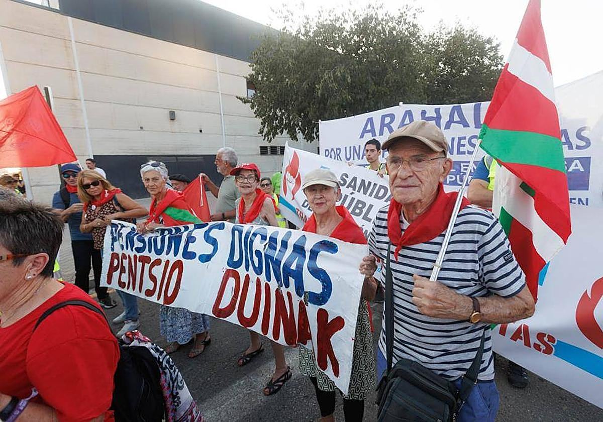 De Bilbao a Granada: jubilados vascos reclaman «pensiones dignas» en la Cumbre Europea