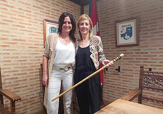 Idoia Otaduy, actual presidenta de la Mancomunidad, posa junto a la jeltzale Mireia Elkoroiribe
