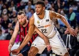 Costello trata de ganarle la posición a Tavares en un Real Madrid-Baskonia del año pasado.