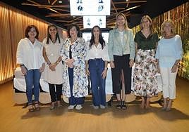 Toñi Pavón, la consejera Nerea Melgosa, la diputada Itziar Gonzalo, Idoia Aguillo, la concejala María Nanclares, la diputada Saray Zárate y la gerente Miren Bilbao.
