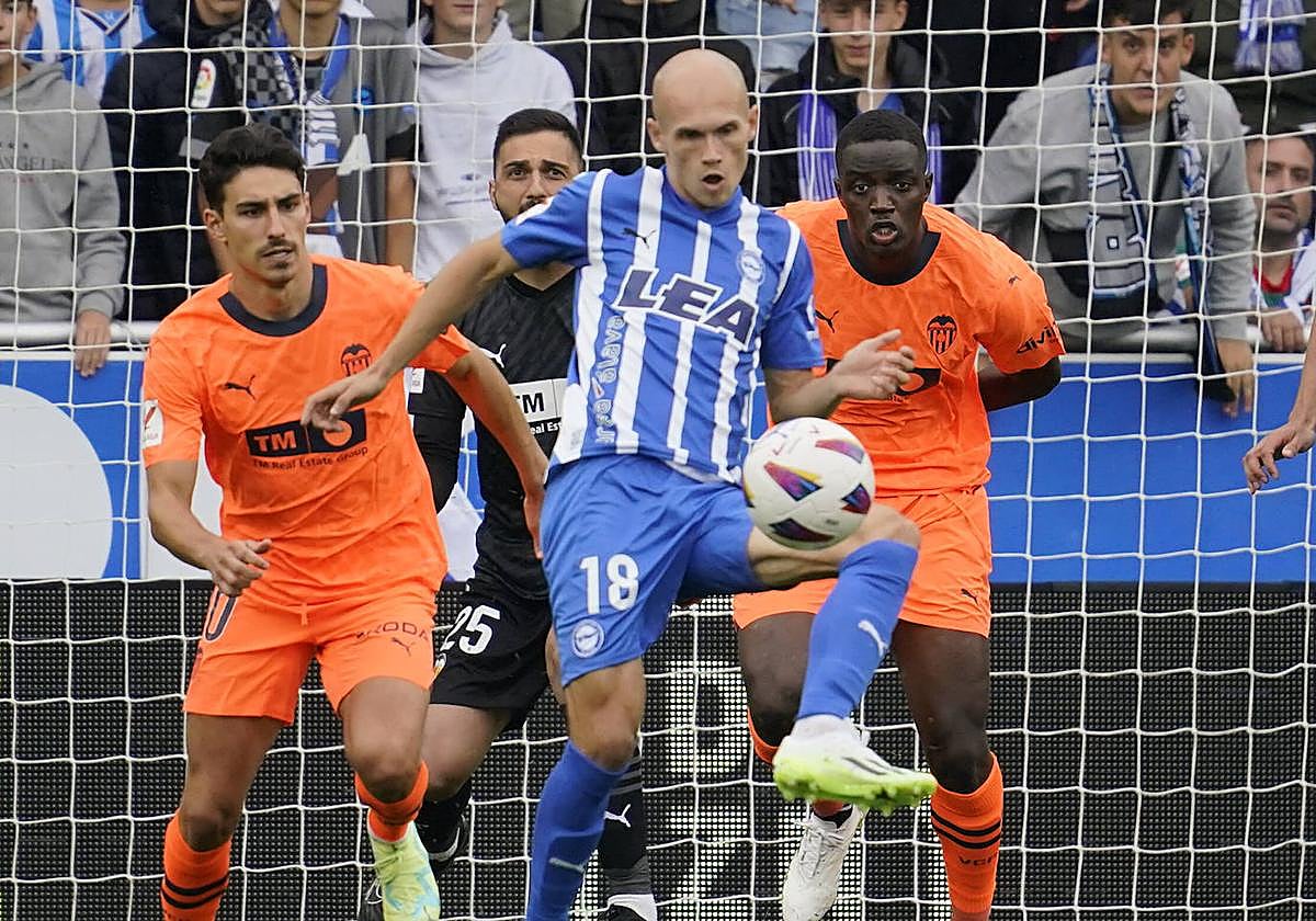 Guridi controla el balón ante el Valencia.