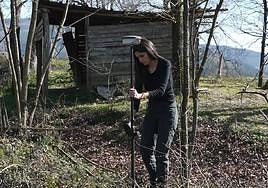 La arquitecta Aitziber González trabajando en su investigación