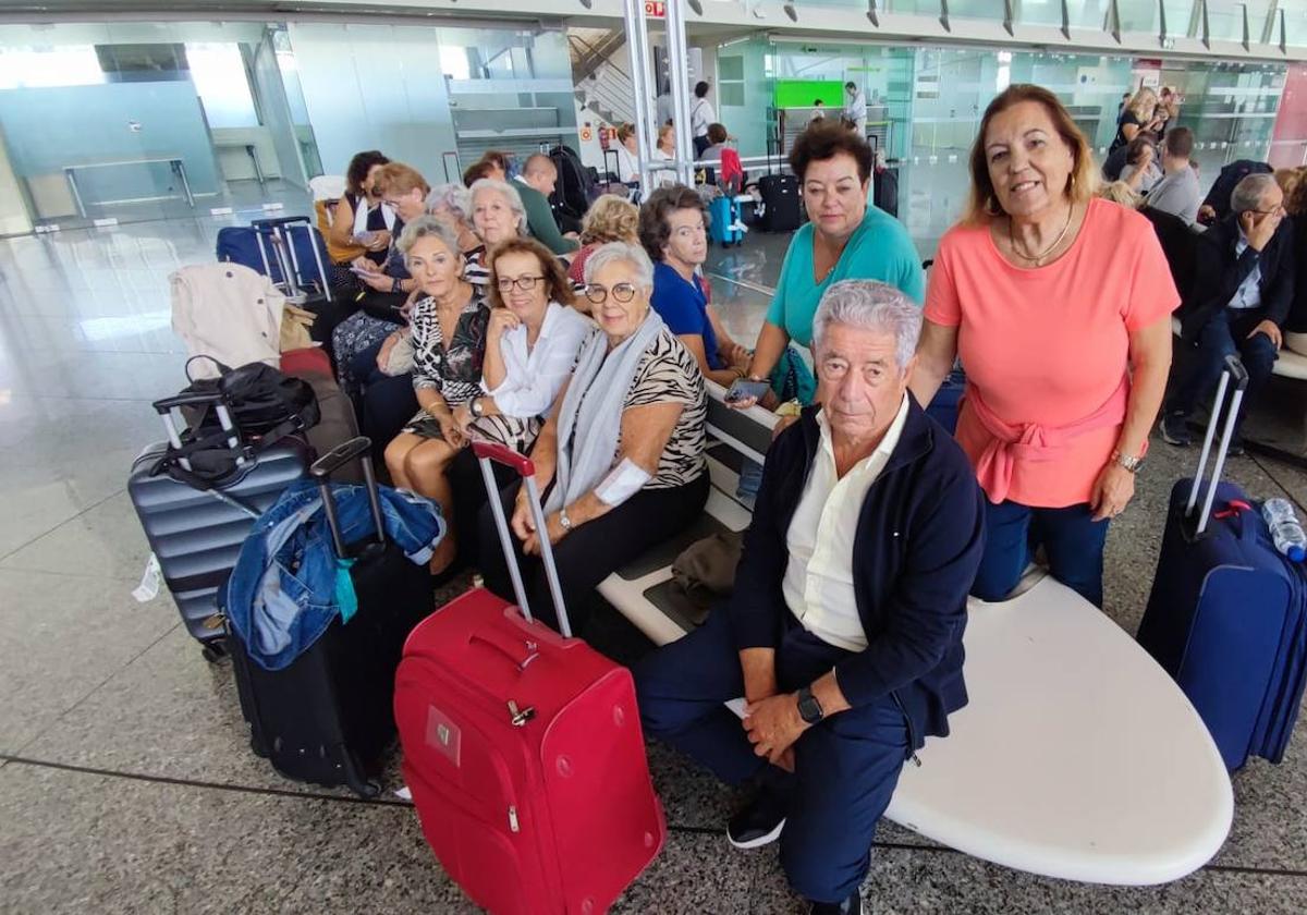 Un grupo de jubilados malagueños esperan en Loiu.