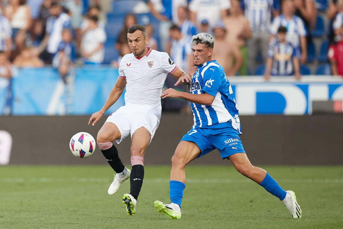 Javi López choca con el sevillista Jordán.