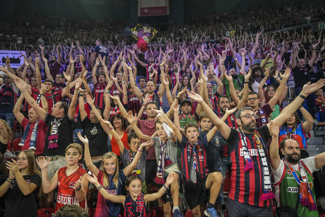 La afición azulgrana no dejó de animar al Baskonia.