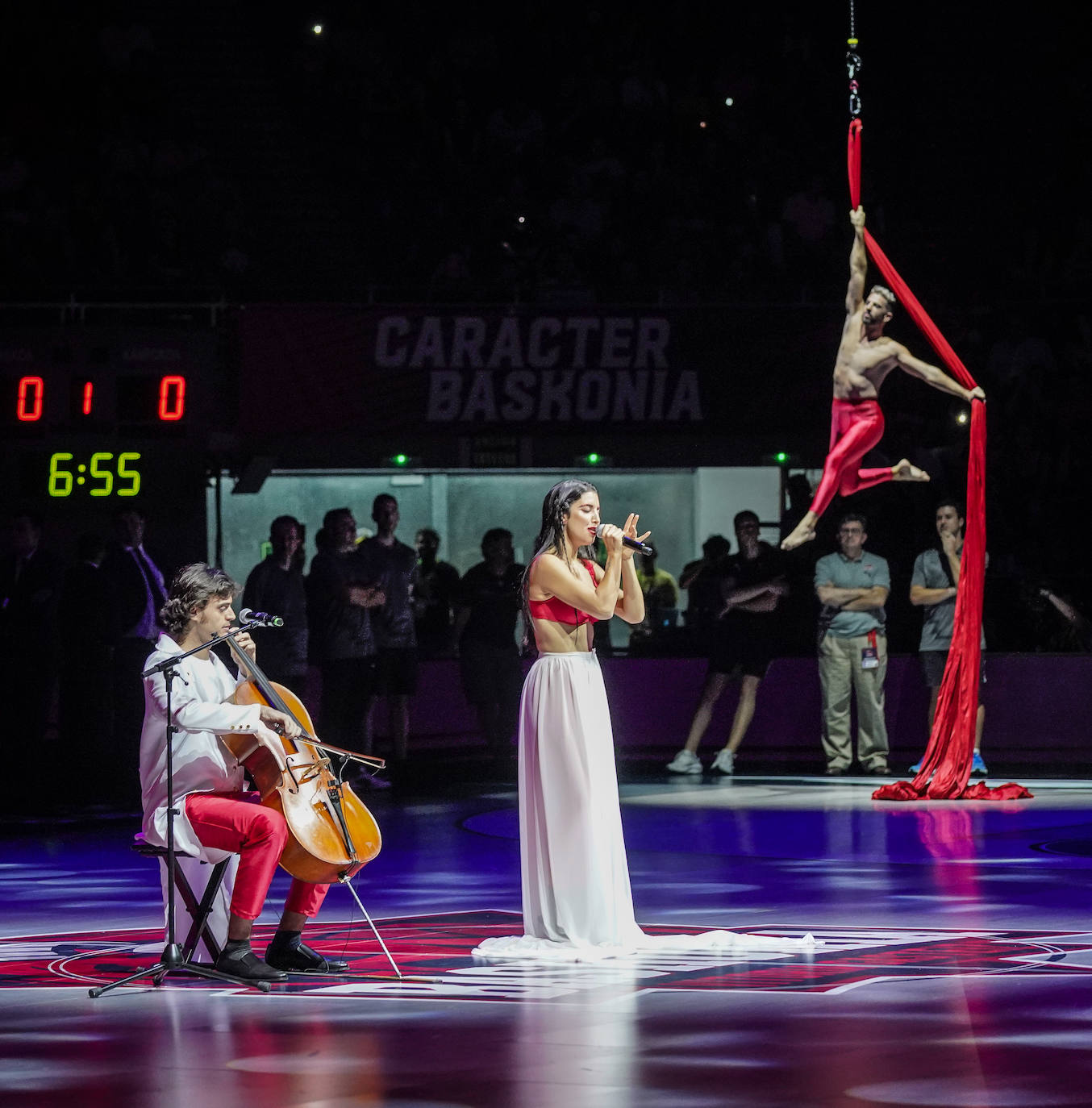 Otra instantánea del espectáculo previo al partido; el primer duelo de Euroliga de la temporada 2023.2024.