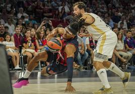 Chima Moneke y Sergio Sergio Llull, durante un lance del partido.