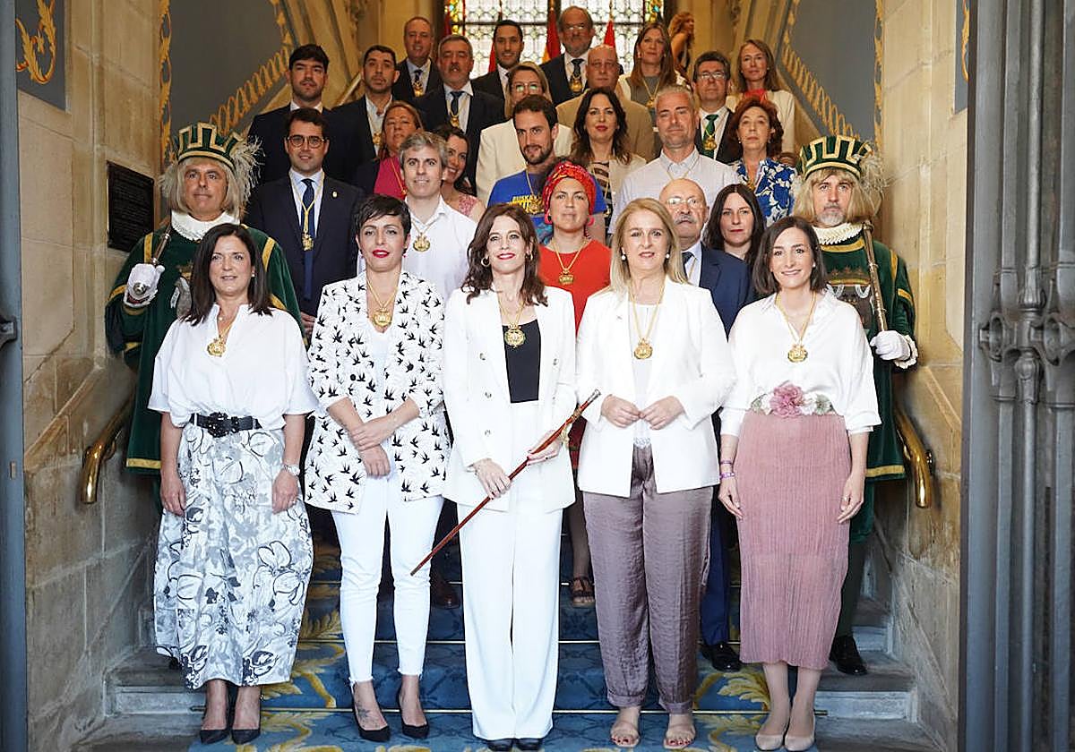 La Corporación municipal al completo, el día de la investidura de Maider Etxebarria.