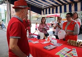 La primera feria del voluntariado se celebró el año pasado en Llodio.