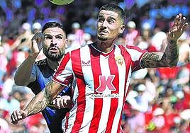 Chumi, en primer plano, en el partido contra el Granada.