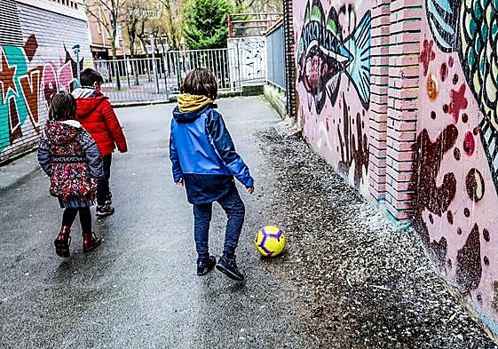 Excrementos de palomas en el patio del colegio Ángel Ganivet.