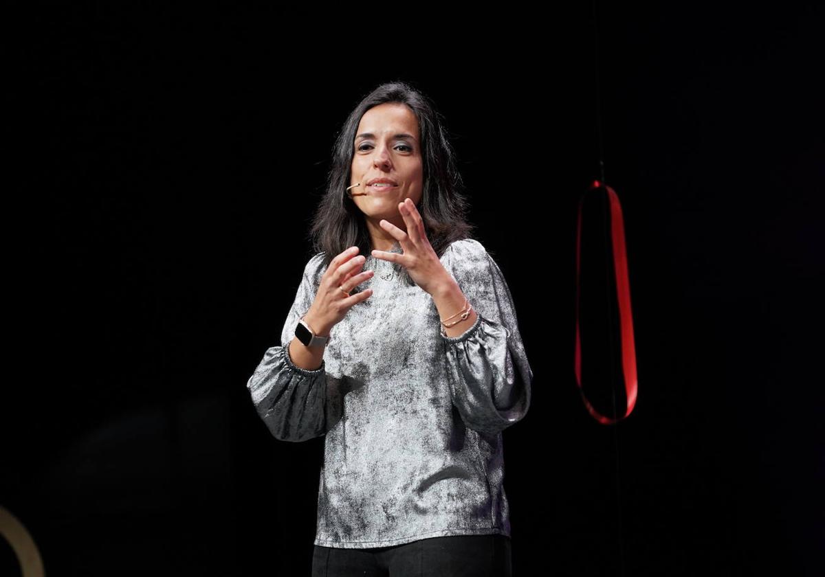 Sara, hija de Fernando Buesa, en un acto de la fundación que lleva el nombre del político socialista aseainado por ETA.