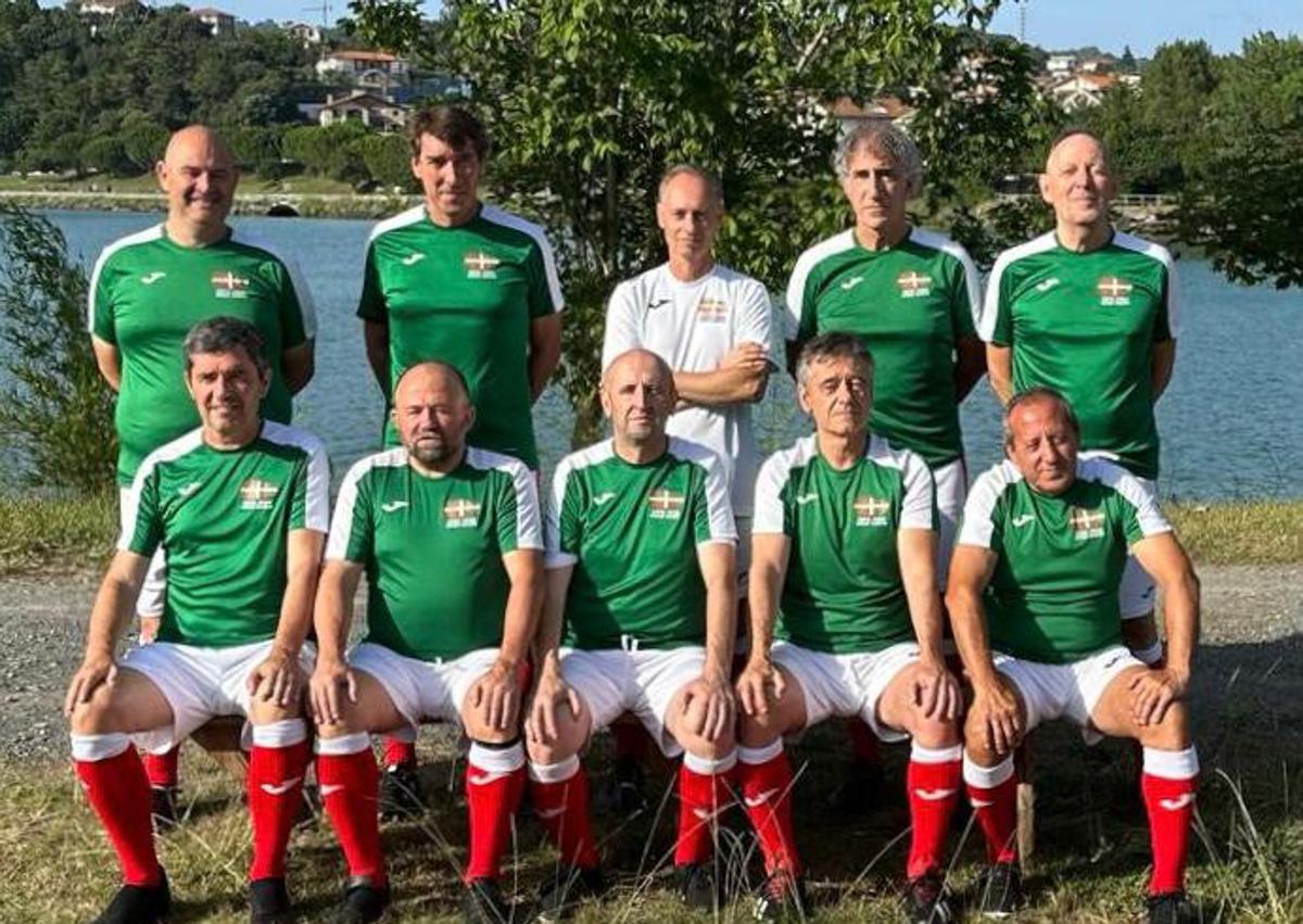 Imagen secundaria 2 - Arriba, foto de familia después del encuentro del mundial este verano en las instalaciones de la FA (Football Association) inglesa junto a jugadores del equipo inglés de +60. Debajo, los equipos de +50 y +60 de 'walking football'.