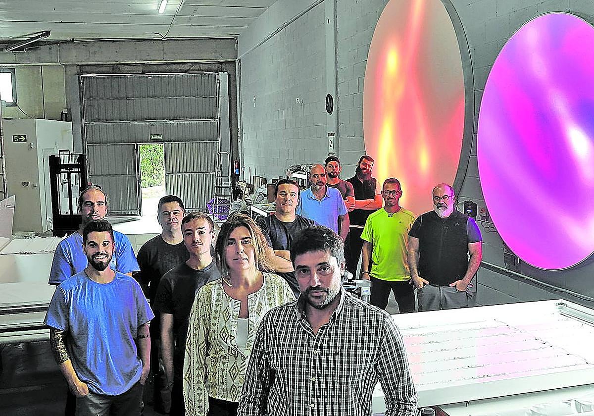 Asier Muinelo y Amaia Guerra, ambos en primer término, junto al resto del equipo de Suacara en su planta de Mungia.