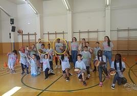 La diputada general, Elixabete Etxanobe, ha participado en la presentación del programa en Miribilla con la participación de niños de Bakuva.