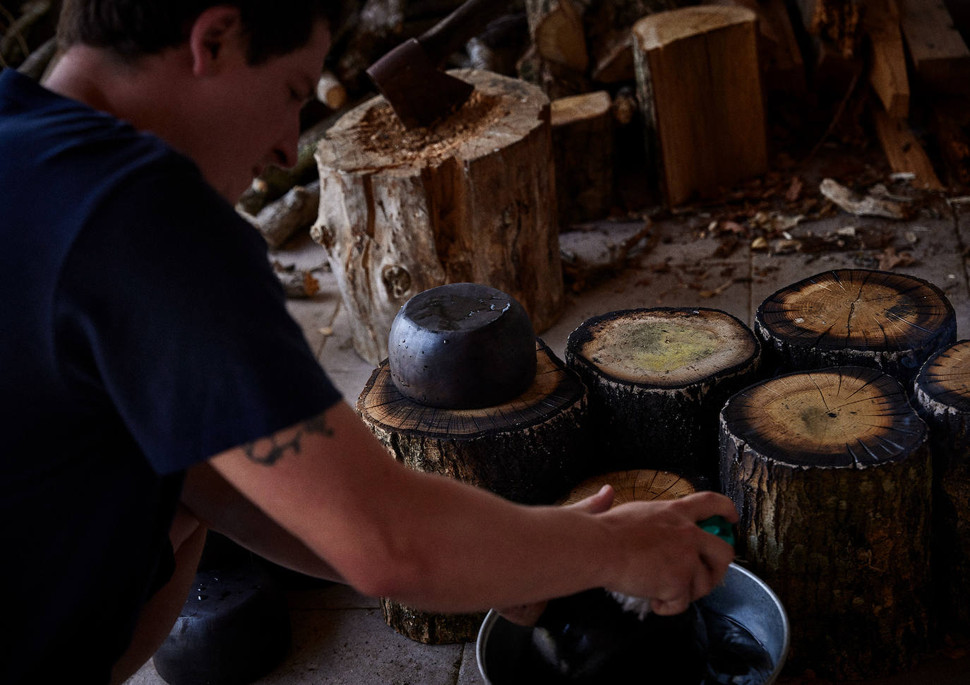 Cuencos de madera de olivo torneados y quemados según la técnica japonesa llamada yakisugi.