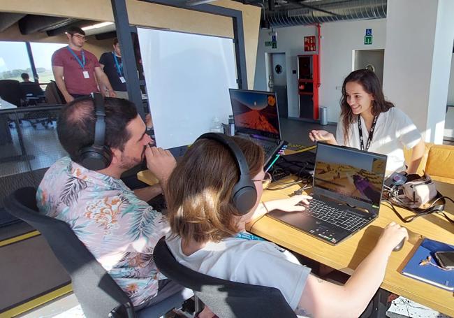 Marina Redondo, Eder Jiménez, Onintze Aliende y Marcela Álvarez trabajaban esta mañana en un reto sobre exoplanetas.