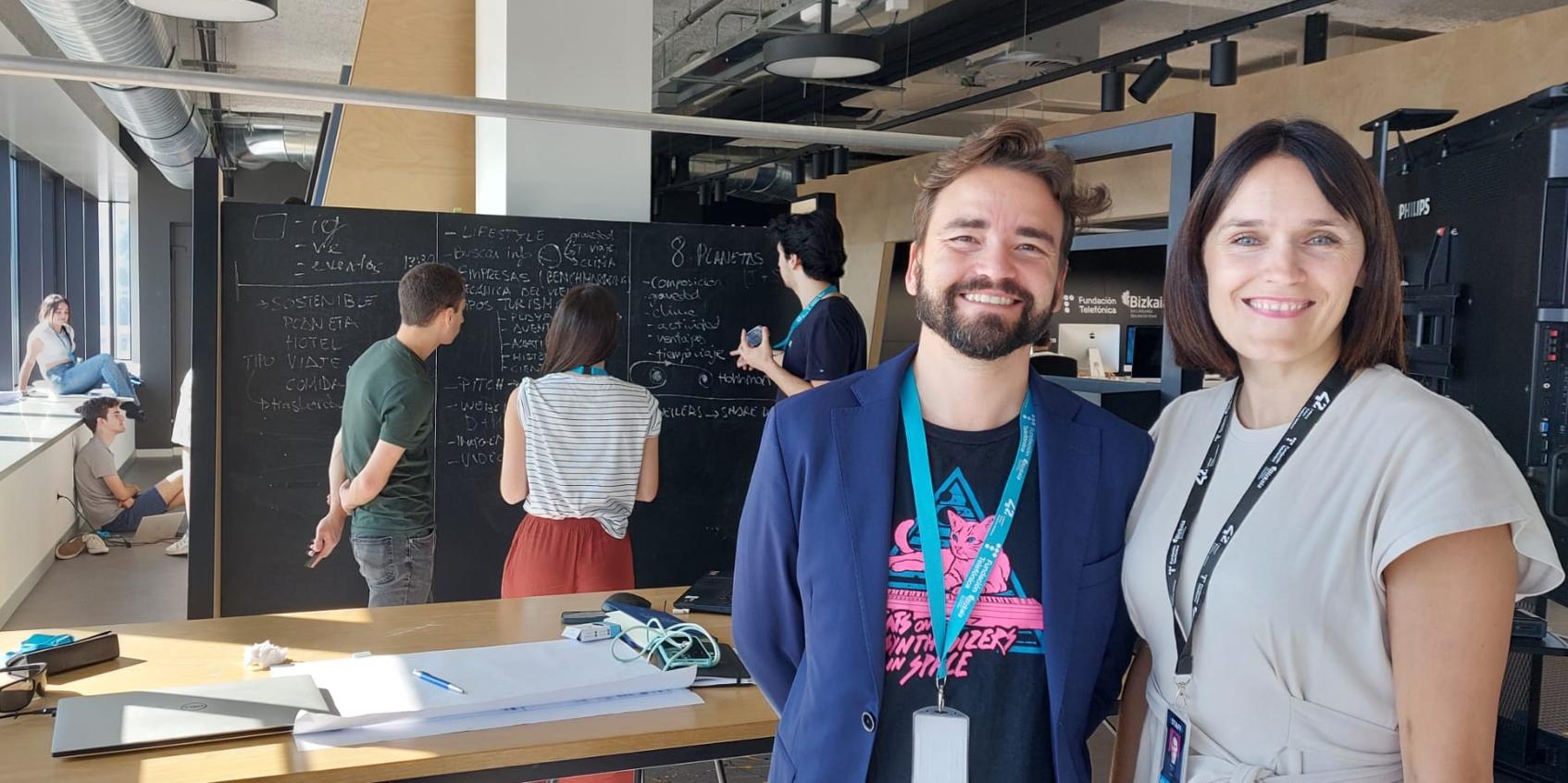 Imagen secundaria 1 - Arriba, los estudiantes asturianos Marcos Cuervo, Celia Cabrerizo y Rafael Lozana. Debajo, la directora de 42 Urduliz, Estíbaliz León y el representante de NASA International Space Apps, David Pérez. Sobre estas líneas, José Mari Torralba, bilbaíno de 62 años.