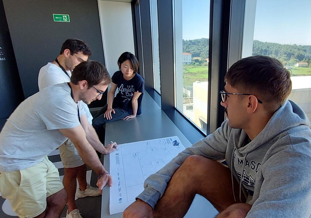 Imagen principal - Los participantes en el 'hackathon' internacional, como Iker Trueba, Iker Cobanera, Nozomi Imai y Borja De Madariaga (arriba, en la imagen) pueden llegar a la final y representar a España aportando sus soluciones ante los expertos de la NASA en el Kennedy Space Center de Cabo Cañaveral, en Estados unidos