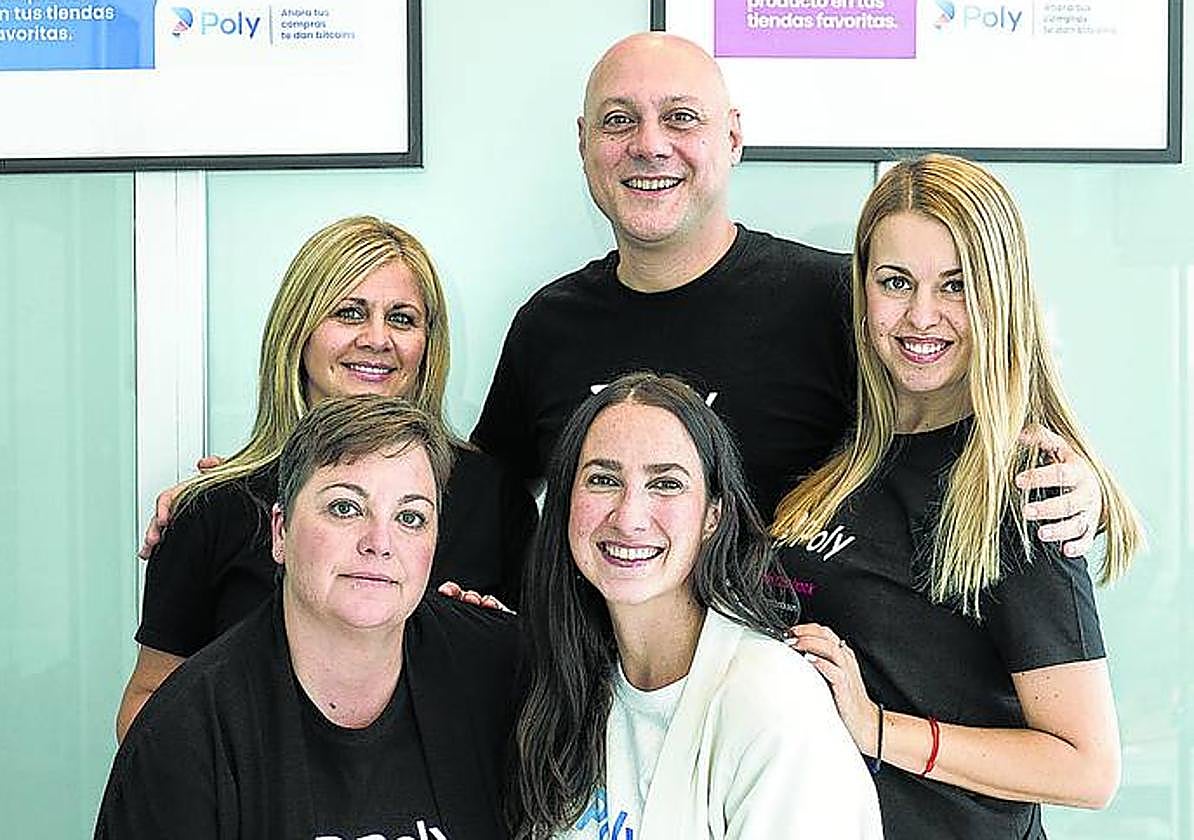 Alberto Levy, fundador de la 'startup' posa junto a parte del equipo de Poly.